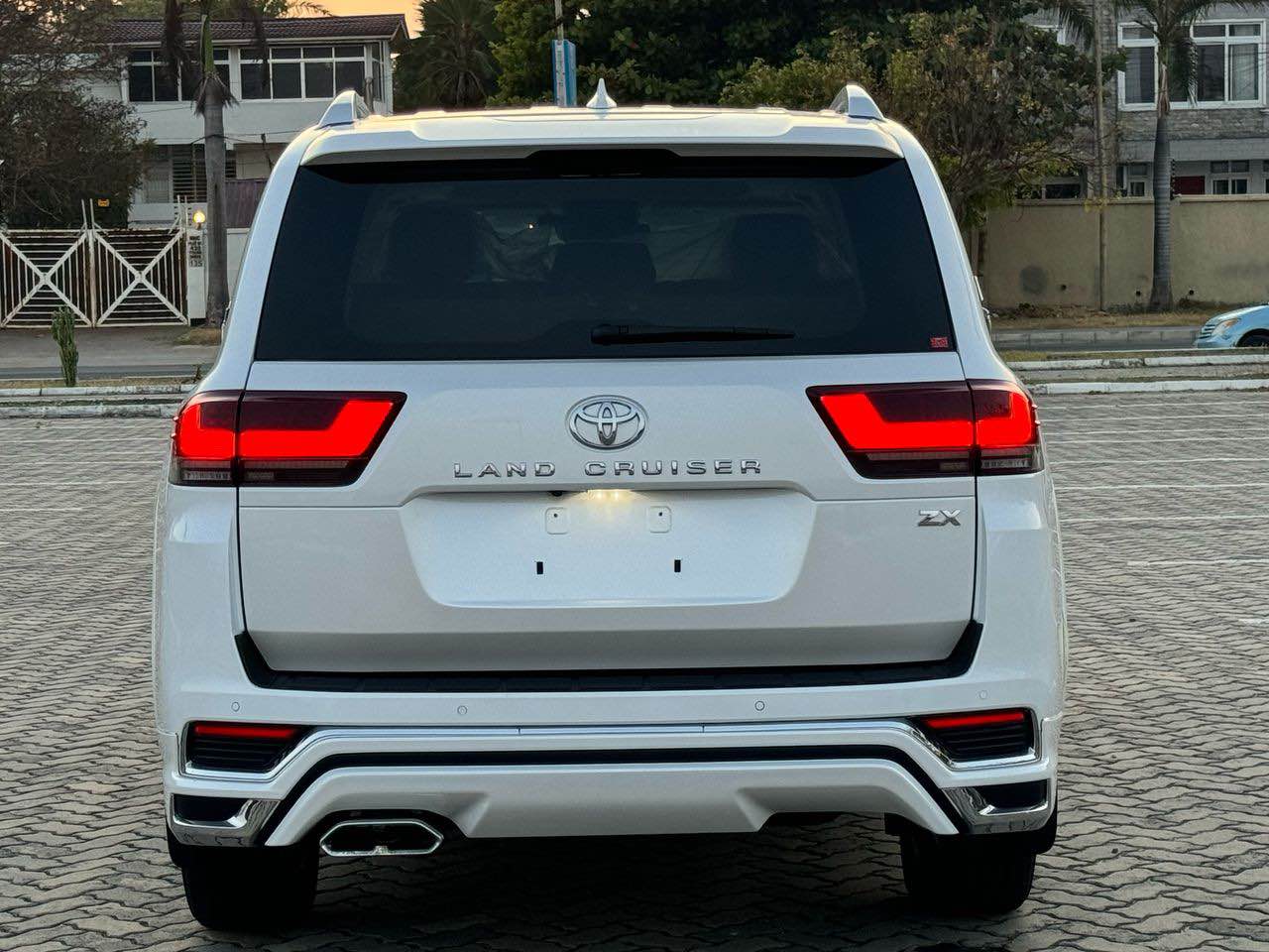A picture of LAND CRUISER LC 300 ZX CHESIS PRICE 335M Registration 70th