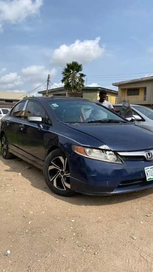 A picture of Honda Civic 2008 with a sound engine gear ac neat