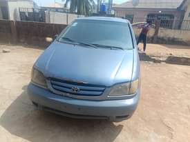 A picture of Toyota sienna 2002model first body a c liking very clean