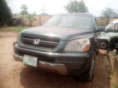 A picture of Honda Pilot 03 04 first body neat interior sound engine