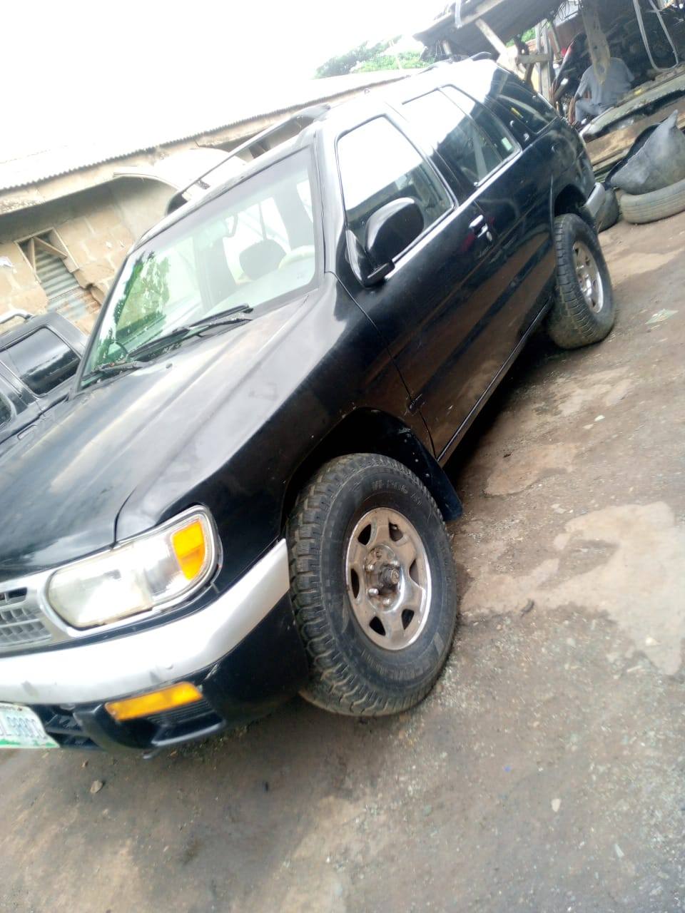 A picture of Nissan Pathfinder first body