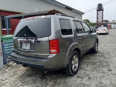 A picture of Honda pilot 2009 first body