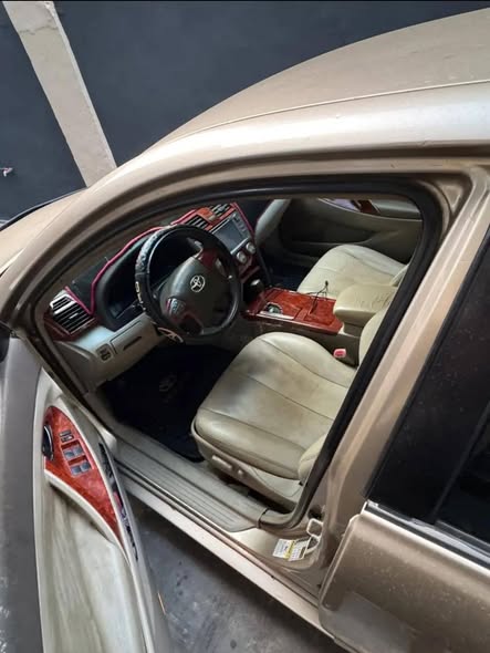 A picture of Toyota Camry 2011 Neatly used 4plugs