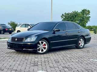 A picture of Toyota crown athlete