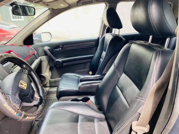 A picture of Honda CRV 09 with silent Engine and smooth Gear transmission