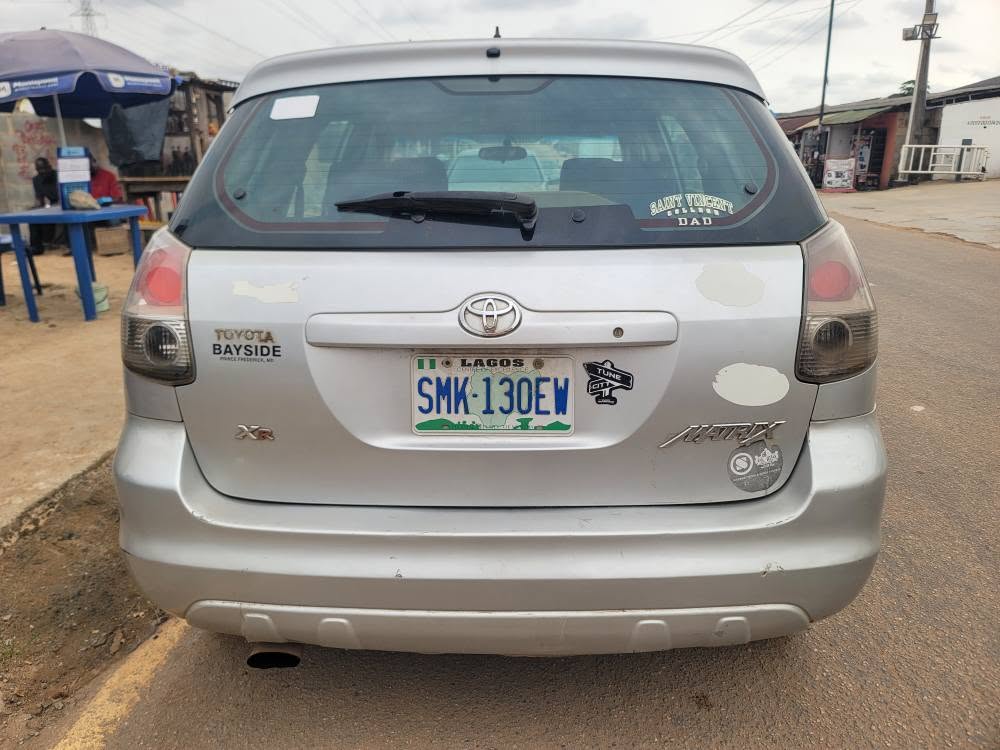A picture of Toyota matrix 2006 sound engine and gear selecting perfectly