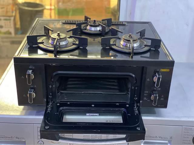 A picture of Rinnai three bunners table top glass gas cooker with oven