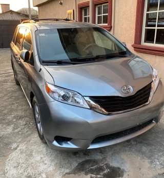 A picture of Toyota sienna 2012 Tokunbo direct accident free Like brand new