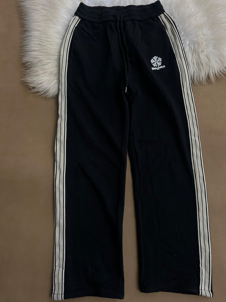 A picture of Pants 256 701320440