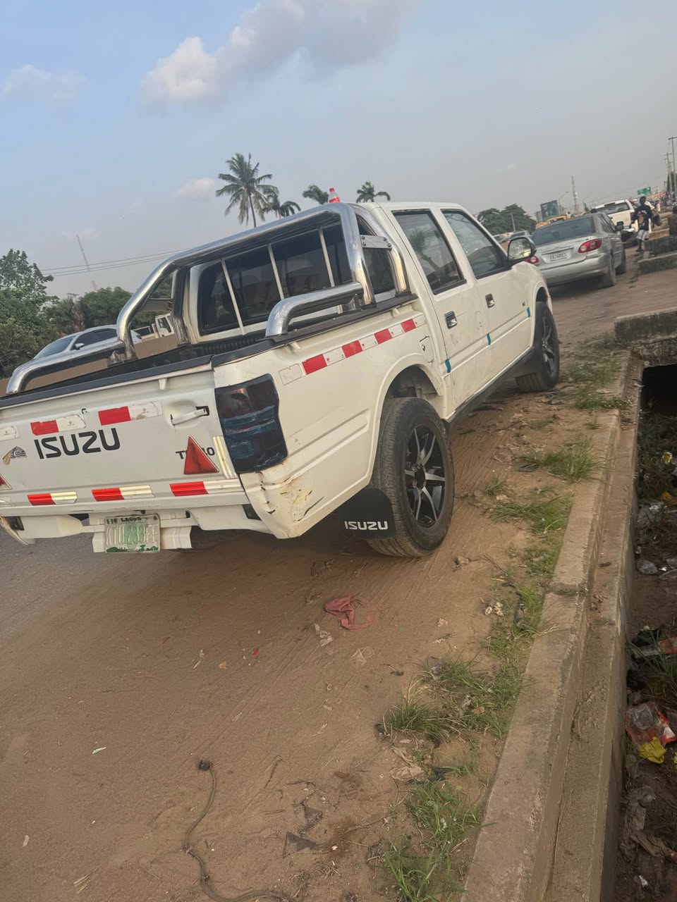 A picture of Isuzu truck 2018
