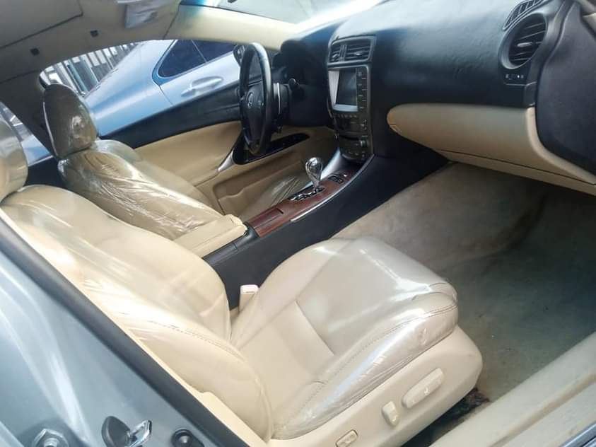 A picture of Lexus is350