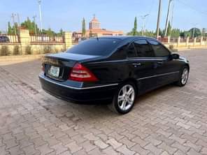 A picture of 4 cylinder Mercedes Benz c180 2006 model with duty Ac