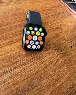 A picture of Apple watch series 8 45mm 100 health at 600k urgent