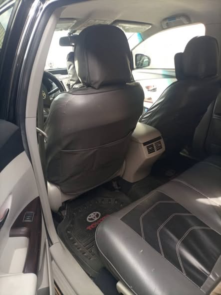 A picture of 2010 Toyota venza 1st body