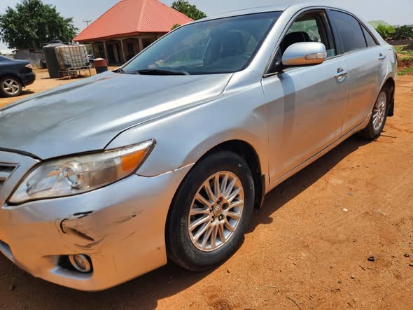 A picture of 2008 toyota camry with unscrewed V6 engine and gear Ac