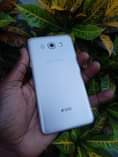 A picture of Samsung j7 6