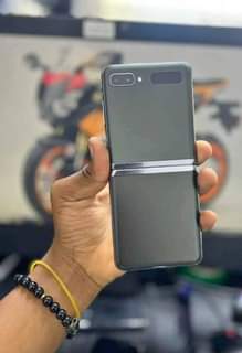 A picture of Samsung z flip Gb256 ina kamstar hauna mazar