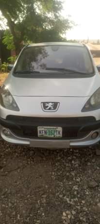A picture of Peugeot 1007. Automatic
