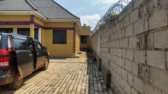 A picture of 3bedroom sitting dinning house for sale in Matugga kasangati road