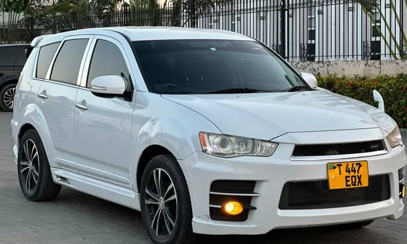 A picture of MITSUBISH OUTLANDER 2012 24 8milion