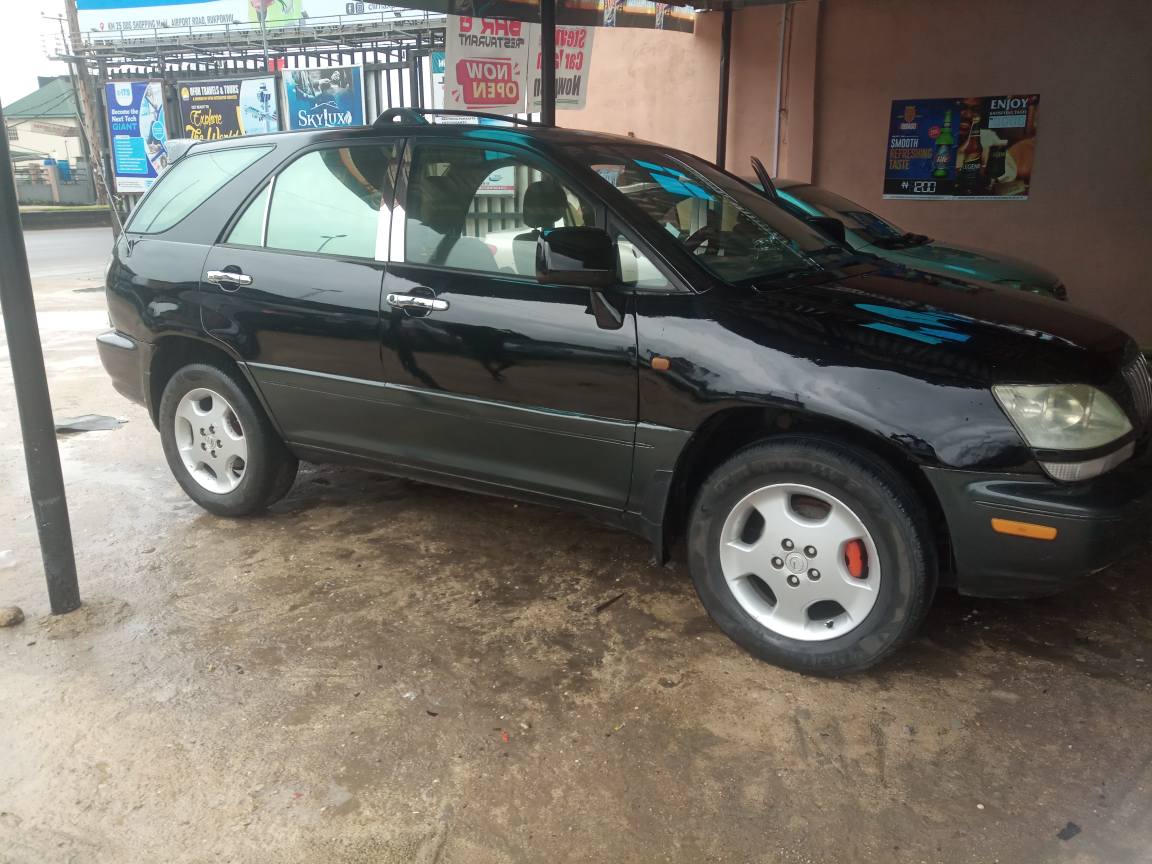 A picture of Lexus RX 300