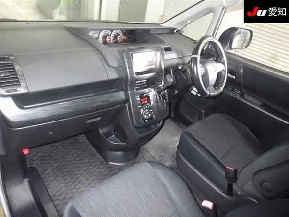A picture of 2010 Toyota Noah si 2 0