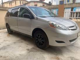 A picture of Manual 2006 Toyota Sienna