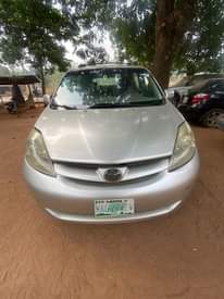 A picture of Well used toyota sienna 2006