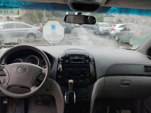 A picture of Toyota Sienna 2004