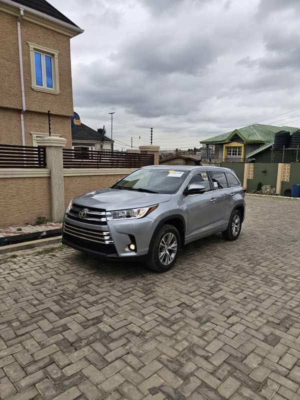 A picture of Foreign used 2016 Toyota Highlander 2024 Entry With Panoramic roof