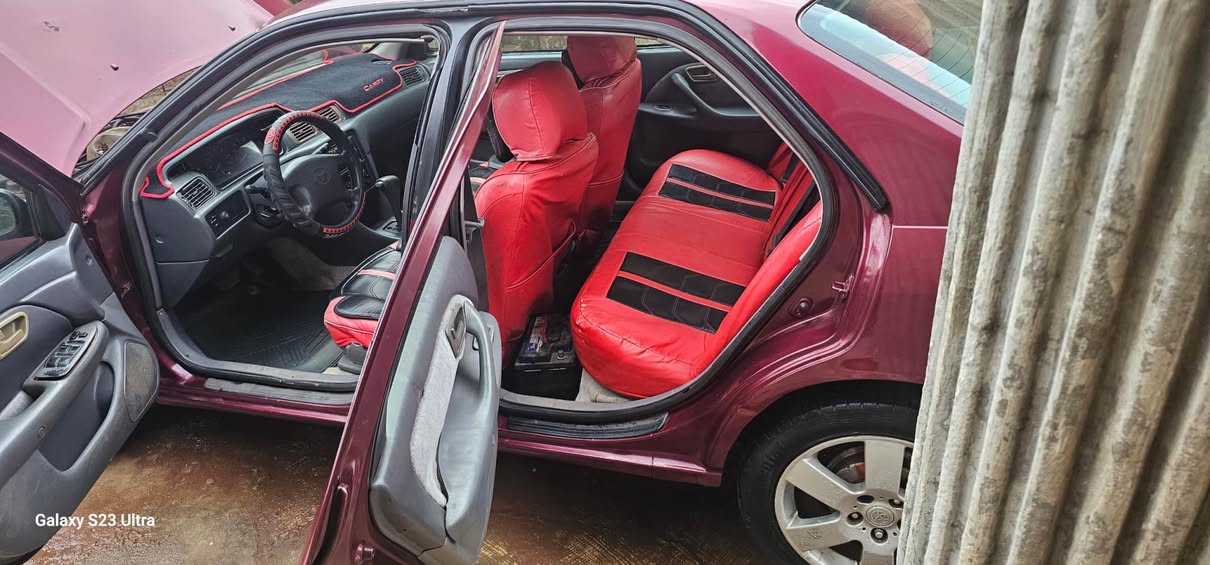 A picture of TOYOTA CAMRY 2000