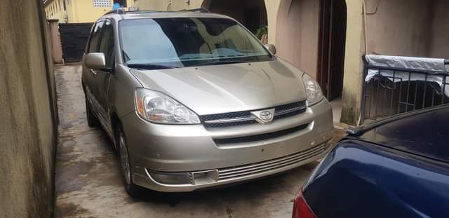 A picture of Toyota sienna 2005 xle