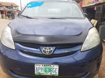 A picture of Toyota Sienna 2006