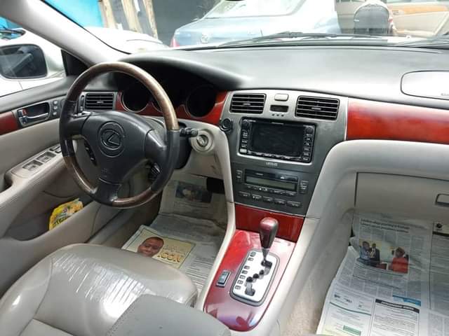 A picture of 2004 Lexus rs330