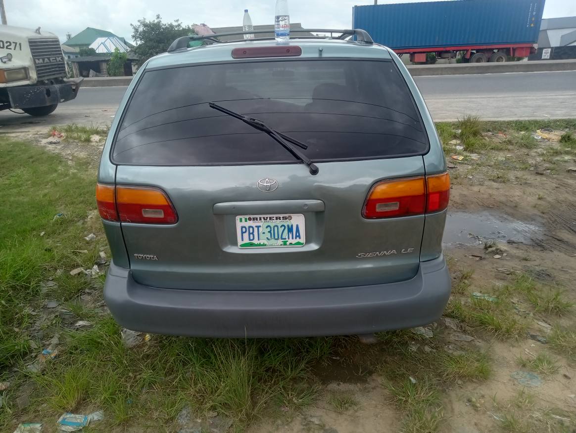 A picture of Used Toyota sienna