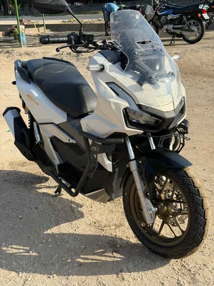 A picture of Honda Adv ya 2025