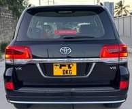 A picture of TOYOTA LAND CRUISER VX V8 BEI MILIONI 220