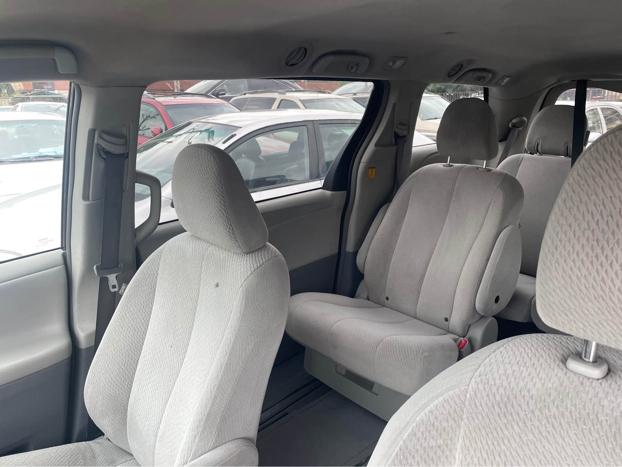 A picture of Direct Belgium 2011 Toyota sienna