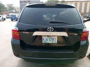 A picture of Registered 2009 Toyota Highlander Toks Standard Used by a woman