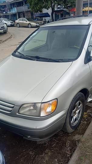 A picture of Toyota Sienna 2002