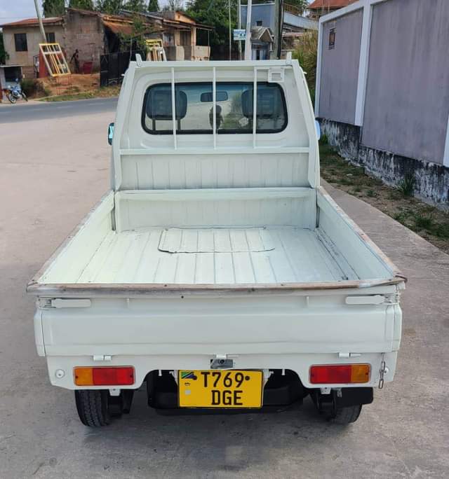 A picture of SUZUKI CARRY