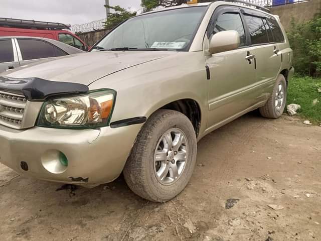 A picture of Toyota Highlander 2004 GOLD 08032534466