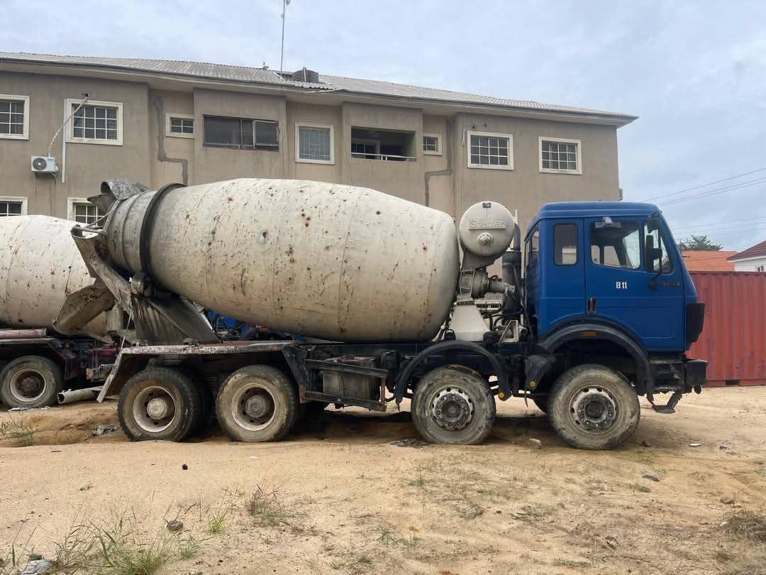 A picture of 2012 Mercedes Benz mixer