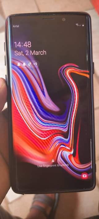 A picture of Samsung note 9 128gb storage 6gb ram good battery clear