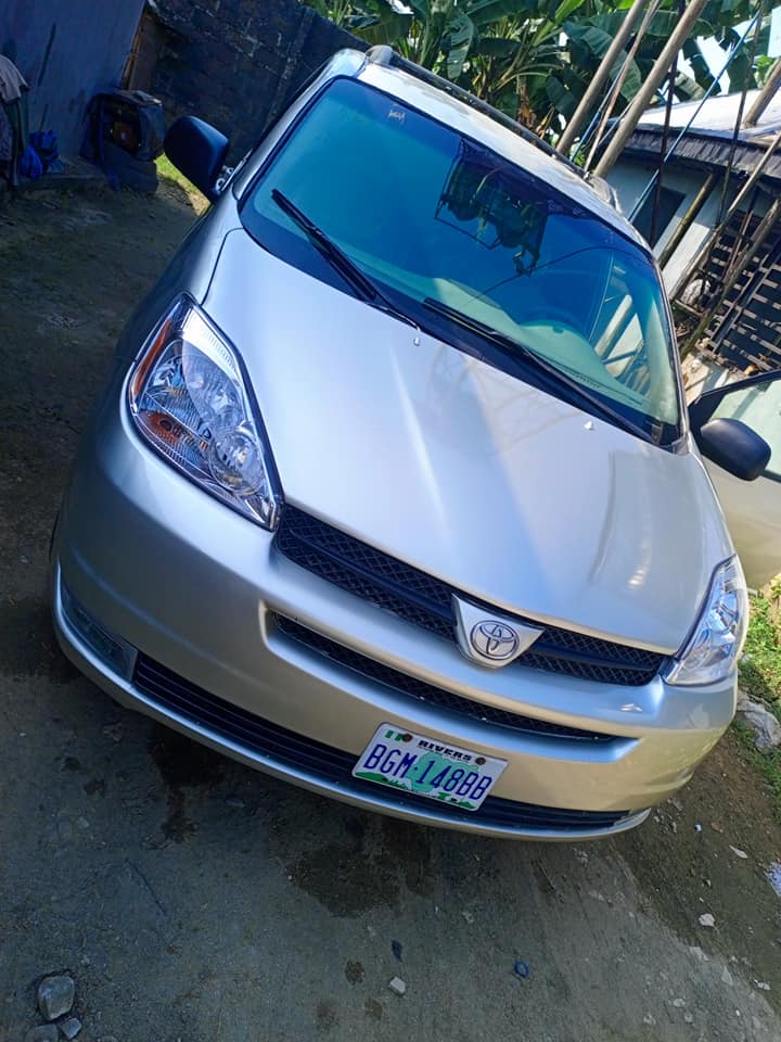 A picture of Toyota sienna 2005 model