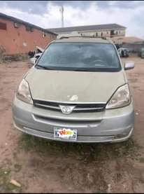 A picture of Distress Toyota Sienna 05 very sound engine gear First body