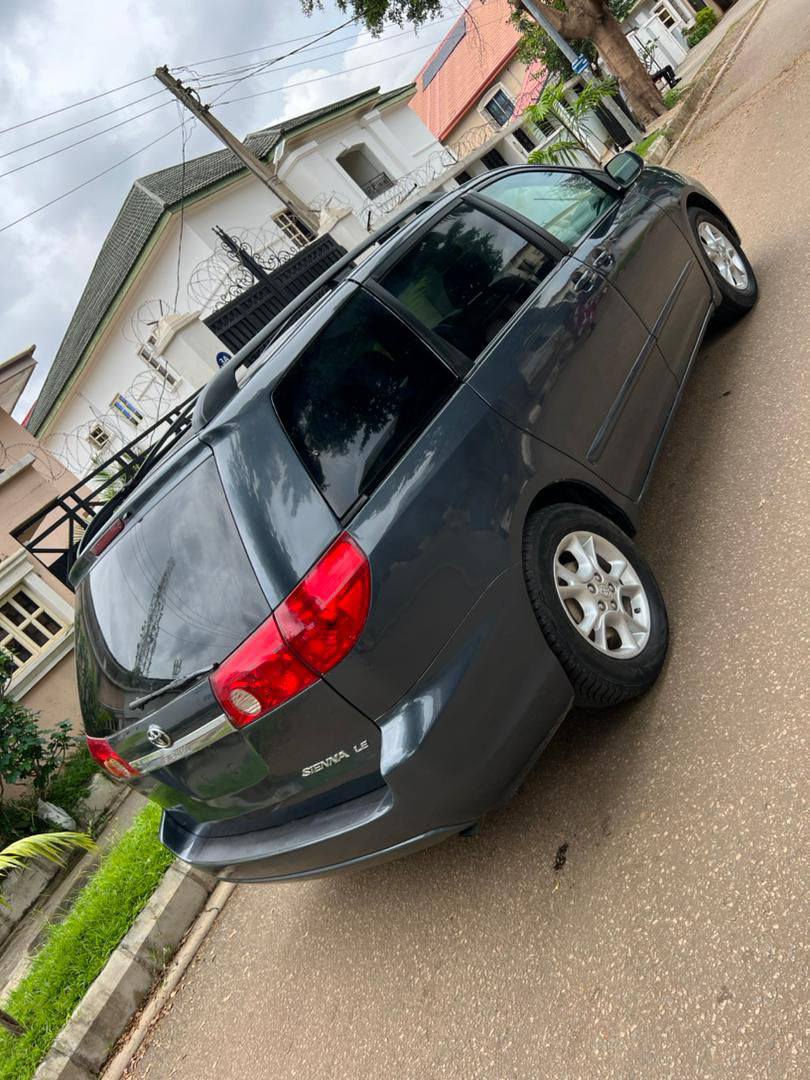 A picture of Super sharp Toyota sienna 2008 model with untampered engine and