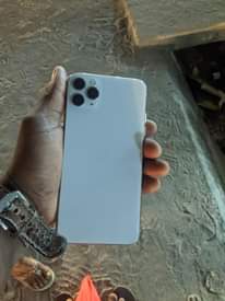 A picture of Iphone 11 pro max gb 64