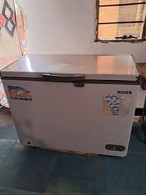 A picture of BOSS FRIDGE LIMESUKIWA SYSTEM YA NJE LINAGANDISHA VZRI MTEJA SIRIAS