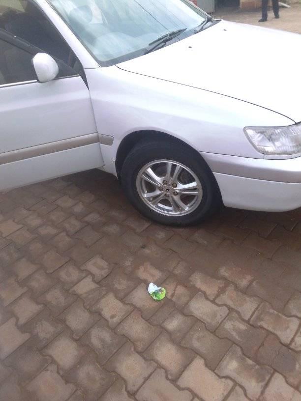 A picture of Toyota premio super model 2000 location Ntungamo northing to do